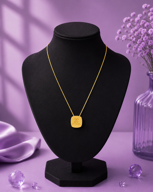 Collar Chanel cuadrado